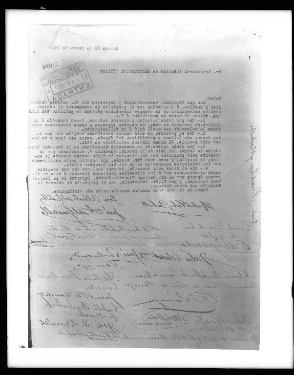 Foto de Carta de los herederos de Bachiller que expresa la donación de la biblioteca personal del bibliógrafo a la Biblioteca Nacional de Cuba, 1907. Negativo de la colección Gómez de la Carrera, BNCJM.